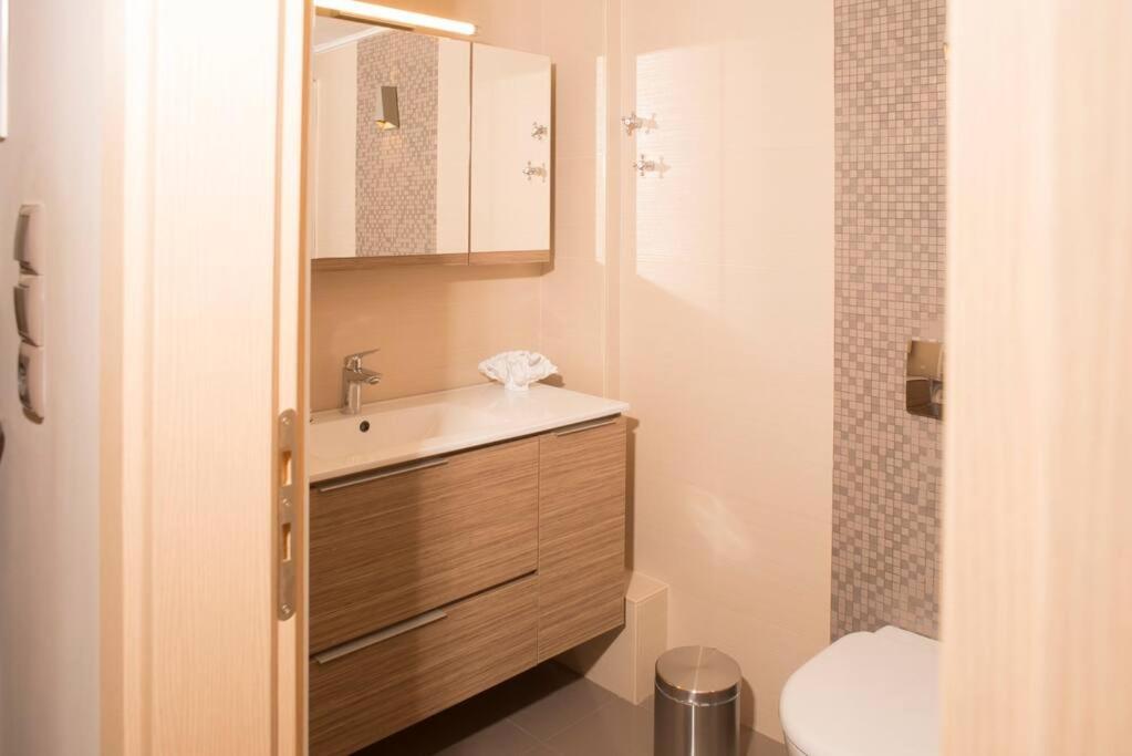 Deluxe Apartment In The Center كالاماتا المظهر الخارجي الصورة